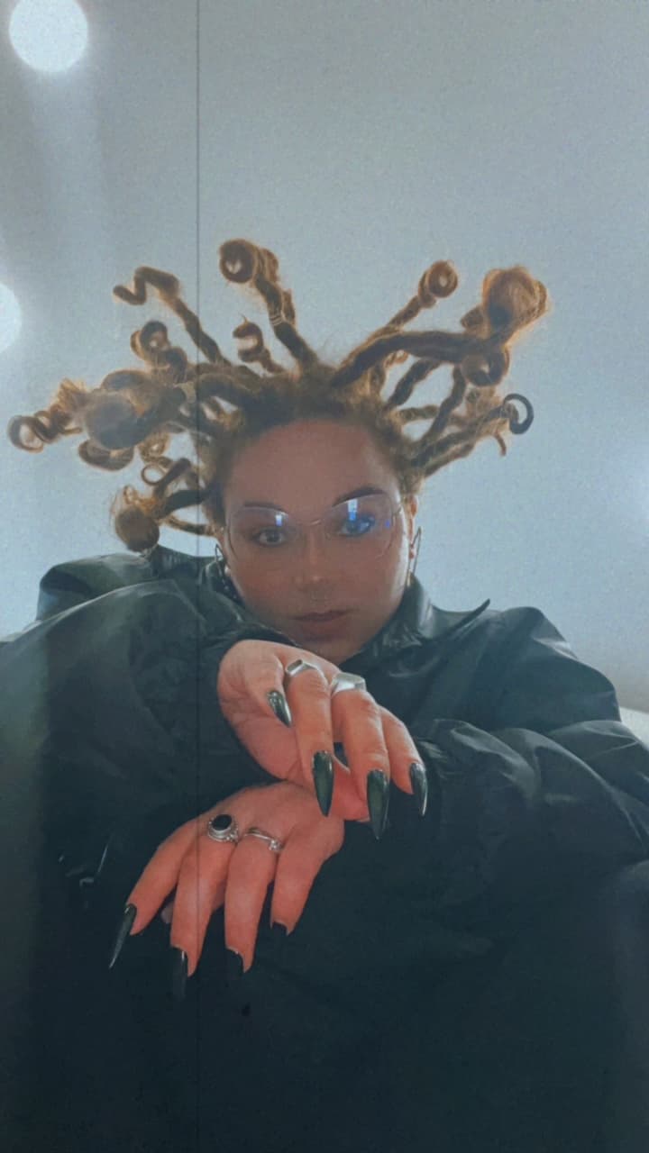 La Curly Locksée, portrait avec ses locks stylisées