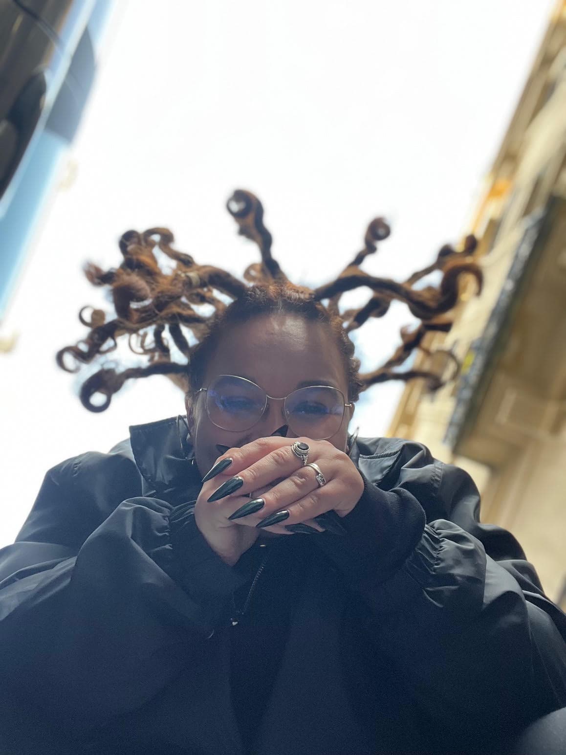 La Curly Locksée en extérieur, ses locks stylisées en contre-plongée